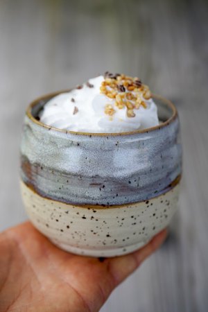 Handgetöpferte graublaubraune Keramik Mocca Kaffee Becher